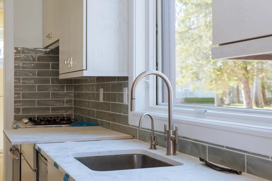 Masa Sandalye, Korniş, Banyo Araç Gereçleri ve Rezervuar Montajı